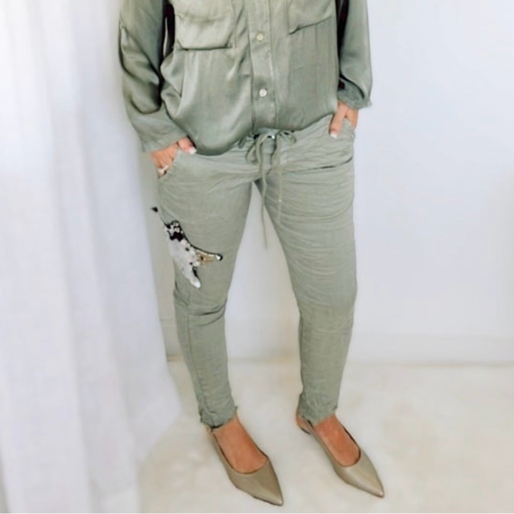 NWT, Italian Crinkle Joggers in Olive with Embellished Star by Venti6, size M